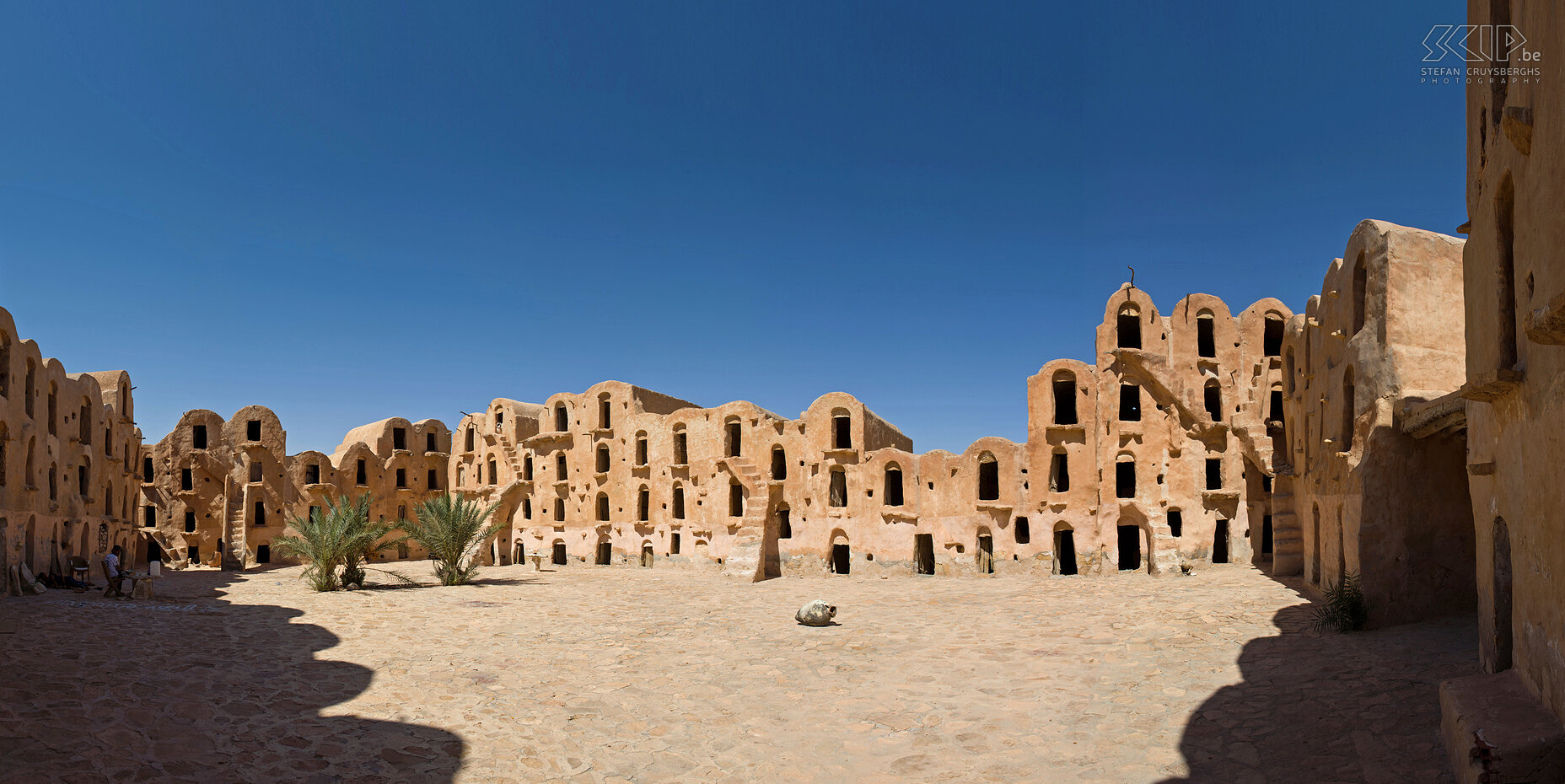 Ksar Ouled Soltane De prachtige ksar van Ouled Soltane bestaat uit twee binnenplaatsen met meerdere verdiepingen met graanschuren.  Stefan Cruysberghs